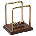 Pendule de Newton dorée avec socle en bois