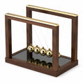 Pendule de Newton brun et doré en bois et métal doré