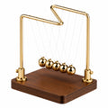 Pendule de Newton Doré avec Base en Bois