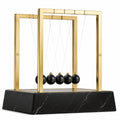 Pendule de Newton à structure dorée et base en marbre noir